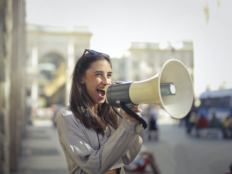 mujer con altavoz